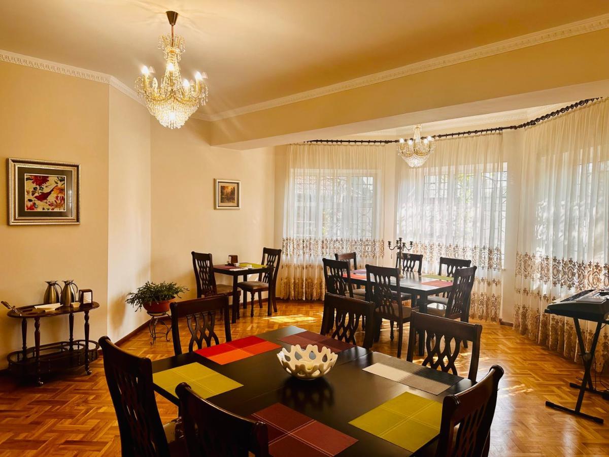 Astoria Garden Hotel บิชเคก ภายนอก รูปภาพ